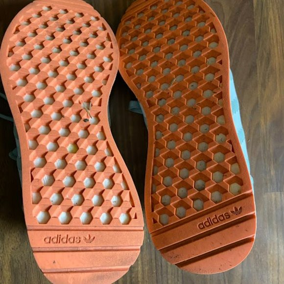 Adidas Women's Die Marke Mit den 3 Streifen - size 9.5 - Picture 2 of 7